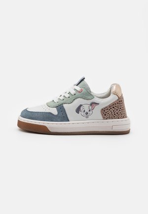 Sneakers - white