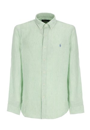 Camisa verde claro de manga larga con botones, con rayas blancas verticales y un pequeño logo azul bordado en el bolsillo del pecho.