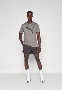 Puma TRAIN CAT TEE - Spordi T-särk - medium gray heather/black