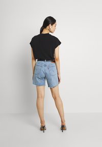 Levi's® 501® MID THIGH - Farkkushortsit - tango crushed short