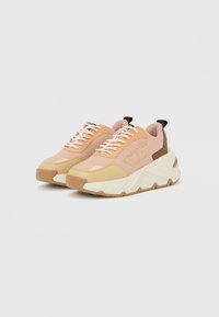 Chunky sneakers με συνδυασμό ροζ και μπεζ υφάσματος, υφασματικές λεπτομέρειες, λευκές σόλες και μαύρη ταινία έλξης διαθέτουν μοντέρνο σχέδιο.