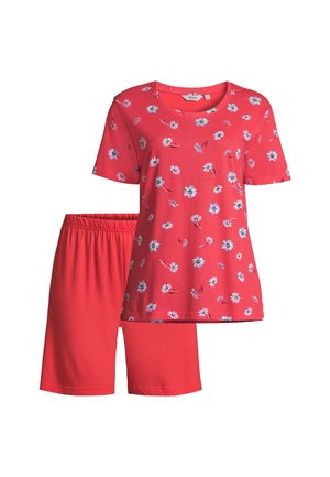 Czerwona koszula z krótkim rękawem z białym i niebieskim kwiatowym wzorem w połączeniu z jednolitymi czerwonymi szortami z elastycznym pasem.