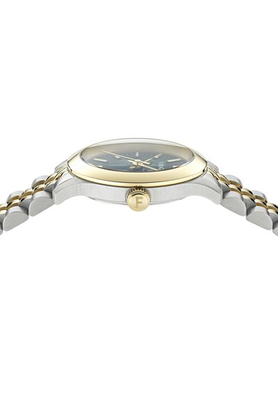 Relógio de aço inoxidável em prata e ouro, com um mostrador preto, detalhes em ouro e uma bracelete texturizada. Apresenta uma coroa com uma letra F gravada.
