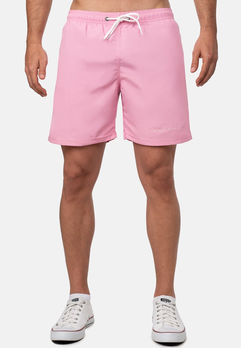 Pantaloni da bagno rosa realizzati in materiale leggero, caratterizzati da una vita elastica con coulisse e un piccolo logo ricamato bianco sul lato.