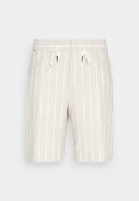 Shorts en lin beige clair avec des rayures blanches verticales. Ils disposent d'une taille élastique avec cordons de serrage et d'une coupe décontractée.