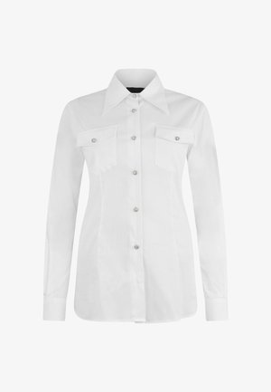 Chemise blanche à manches longues en tissu lisse, dotée d'un col pointu, de deux poches poitrine et d'accents de boutons décoratifs.