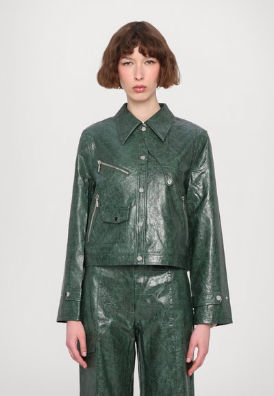 Veste cropped en faux cuir vert avec un large col, des détails en métal argenté, des poches zippées à l'avant et une texture froissée. Manches longues.