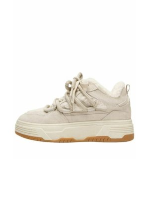 Sneaker beige in suede con una robusta suola bianca, pannelli laterali testurizzati e lacci decorativi. Presenta un morbido rivestimento interno e un resistente tallone.