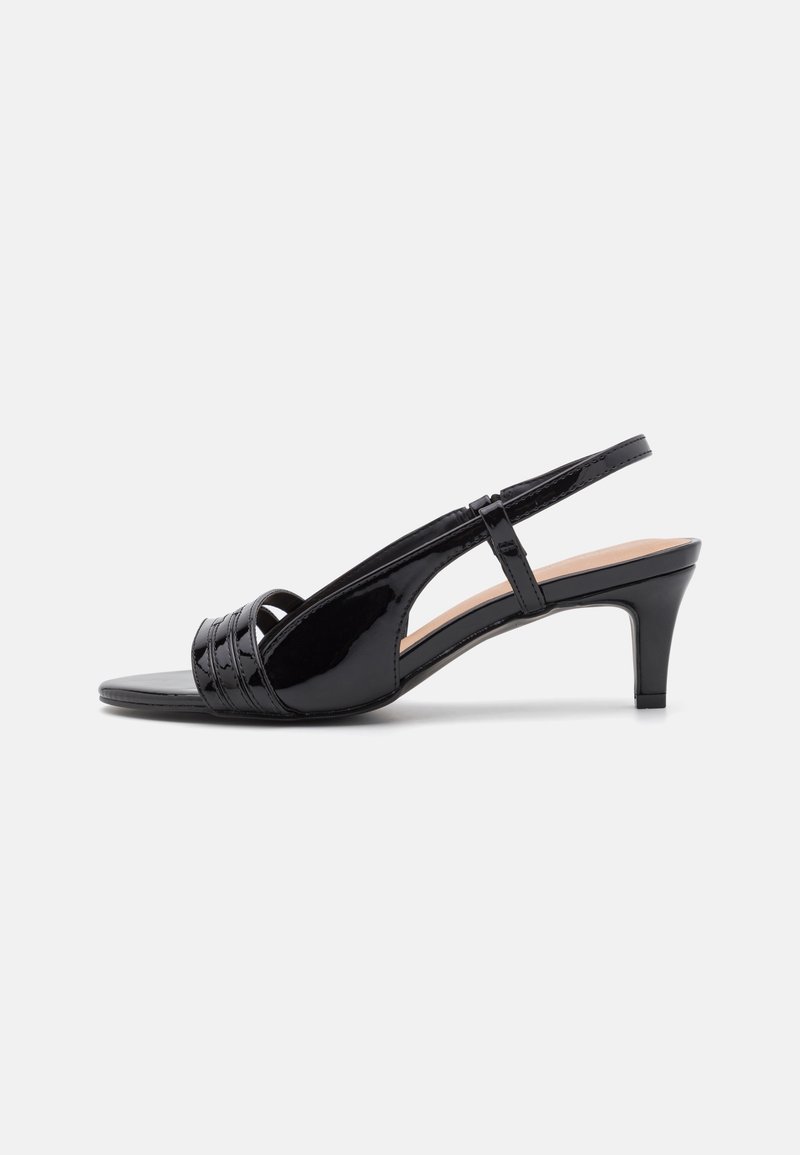 Sandale slingback en cuir verni noir avec trois lanières à l'avant et un petit talon kitten sur fond blanc.