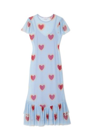 Hellblaues Midikleid mit rosa Herzmustern, kurzen Puffärmeln und gestuftem Saum.