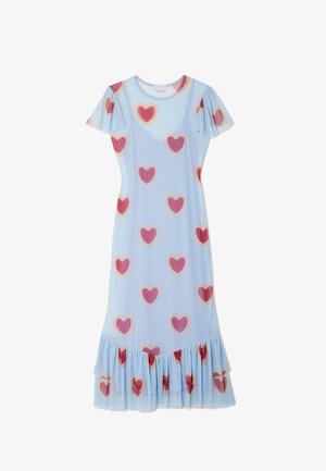 Svetlo modra midi obleka z vzorci rožnatih src, kratkimi napihnjenimi rokavi in robom z volančki.