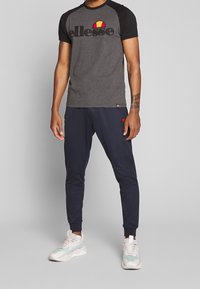 Ellesse Printtipaita - mottled dark grey