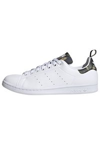 Vit lädersneaker med rund tå, platt gummisula, perforerade sidodetaljer och kamouflagemönstrad accent på hälfliken.