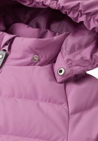 Giacca isolante viola con colletto alto, bottoni a pressione e texture trapuntata. Presenta dettagli in metallo argentato e un morbido rivestimento interno.