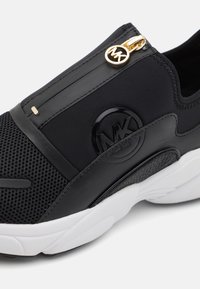 Černá sportovní obuv s kombinací síťoviny a syntetického materiálu, se zipovým zapínáním, gumovou podrážkou a embosovaným logem.
