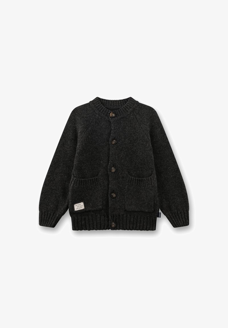 Dunkelgrauer gestrickter Cardigan mit Rundhalsausschnitt, Knopfverschluss, zwei vorderen Taschen, gerippten Bündchen und Saum, versehen mit einem kleinen Etikett auf der Vorderseite.