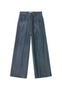 Pantalones de pierna ancha en tela gris oscura con textura cepillada. Presenta cuatro bolsillos, un cierre de botón y suaves rayas verticales.