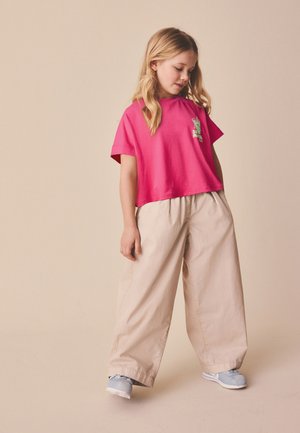 Next, REGULAR FIT - BOXY GRAPHIC T-SHIRT  . - T-Shirt print - pink matcha