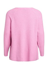 Svetloružový pletený sveter s uvoľneným strihom, rebrovanou textúrou, dlhými rukávmi a bočnými rozparkami na spodnom leme. Pohľad zozadu ukazuje jednoduchý, bezšvový dizajn.