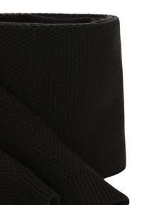 Sciarpa nera lavorata a maglia con un motivo strutturato, arrotolata sul bordo superiore; tessuto morbido con un design spesso e caldo, adatto per il clima freddo.