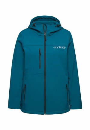Chaqueta softshell color azul verdoso con capucha, cierre frontal con cremallera y bolsillos, con un logo en el pecho y detalles en negro contrastante.