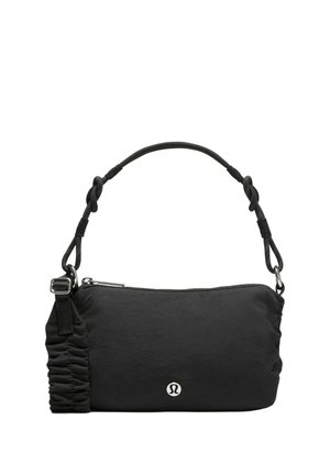 Sac à main rectangulaire noir avec détails froncés sur un côté et une courte bandoulière réglable, avec un petit logo blanc Lululemon sur le devant.