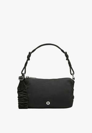 Sac à main rectangulaire noir avec détails froncés sur un côté et une courte bandoulière réglable, avec un petit logo blanc Lululemon sur le devant.