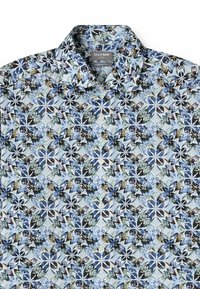 Hemd mit Knöpfen in einem blauen und grünen Blumenmuster auf hellem Hintergrund. Aus einem Stoff mit glatter Textur gefertigt. Bequeme Passform.