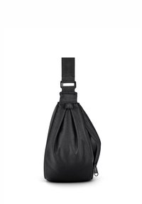 Borsa a tracolla nera in tessuto morbido e texture. Dotata di una larga tracolla regolabile, chiusura con zip e una forma unica e affusolata.