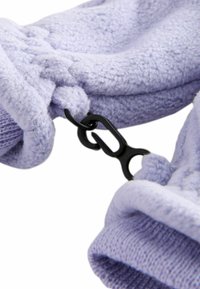 Weiche, lavendelfarbene Fleecepullover mit strukturiertem Finish; verfügen über einen schwarzen Metallclip für sicheren Verschluss.
