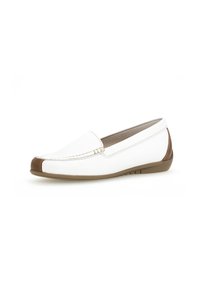 Witte synthetische loafers met een bruine neuskap, gestikte details, ronde vorm en flexibele bruine rubberen zool.