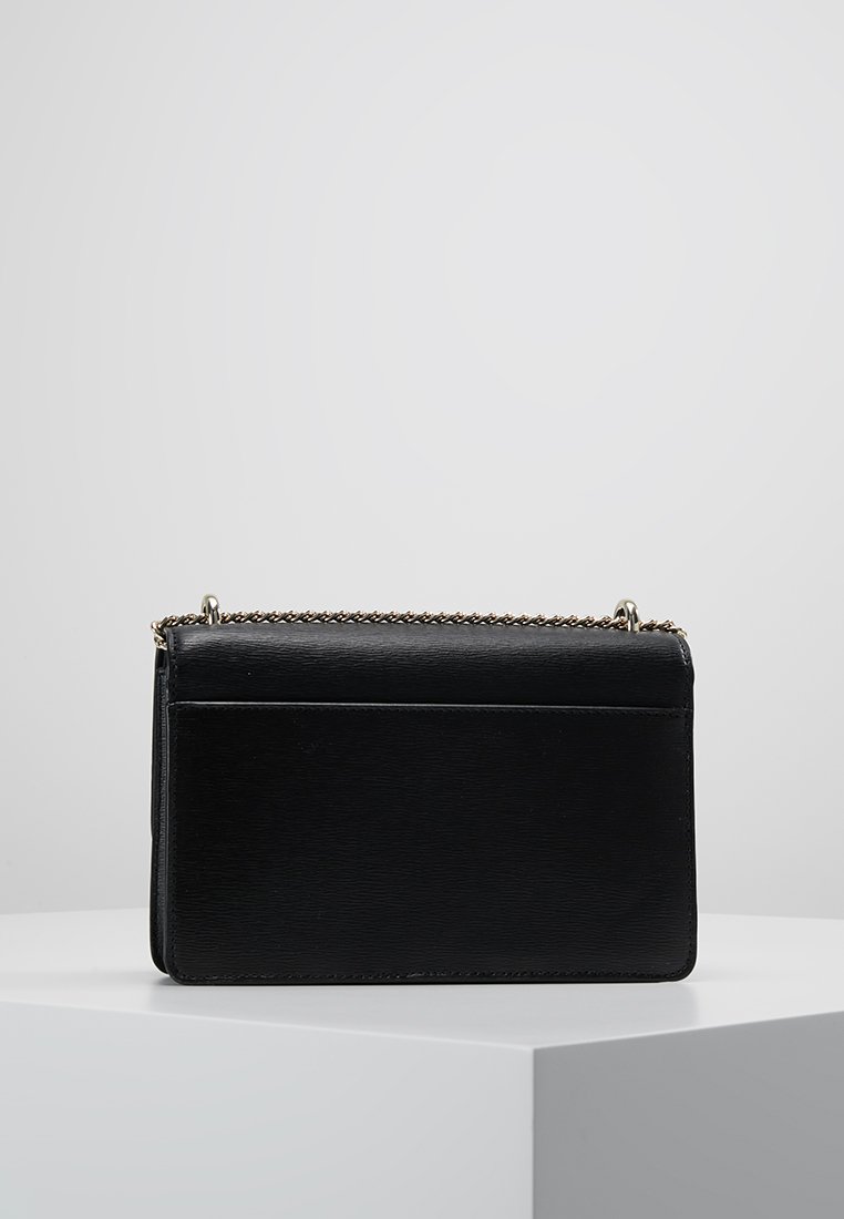 DKNY BRYANT SMALL CHAIN FLAP Axelremsväska blackgold DKNY BRYANT SMALL CHAIN FLAP Axelremsväska blackgold