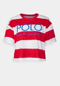 Röd- och vitrandig kortärmad croppad t-shirt med blå "POLO RALPH LAUREN"-text på bröstet.