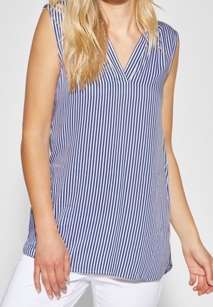 Top sin mangas con rayas verticales en azul marino y blanco, con escote en v y un ajuste relajado, confeccionado con tela ligera.