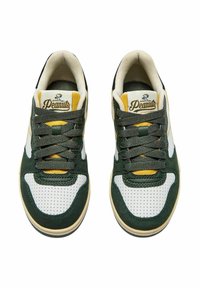 Sneaker verdi e bianche con texture in suede e rete, dettagli gialli, punta perforata e logo "Peanuts" sulla linguetta.