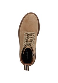 Bottine en daim marron avec fermeture à lacets, bout rond et bande décorative sur le talon. Présente une surface texturée et une semelle extérieure robuste.