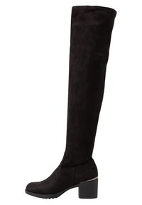 Botas negras de ante sobre la rodilla, con punta redonda, tacón cuadrado y un detalle de costura mínima en el lateral para un acabado elegante.
