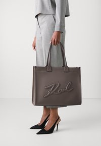 KARL LAGERFELD SKUARE TOTE GRAINY - Pirkinių krepšys - ash grey