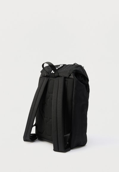 Μαύρο σακίδιο πλάτης με επενδεδυμένους ιμάντες ώμου, πλέγμα στην πίσω πλευρά και επάνω λαβή, εμφανίζεται από πίσω σε απλό ανοιχτό φόντο.