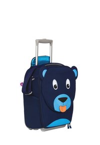 Rucksack mit Rollen, aus marineblauem Stoff mit einem Bärenmotiv. Verfügt über ein Reißverschlussfach, blaue Akzente und einen ausziehbaren Griff.