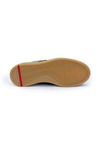 Schuhsohle mit einer strukturierten braunen GummOberfläche. Verfügt über einen auffälligen roten Akzent in der Nähe der Ferse und ein geriffeltes Muster für besseren Halt.