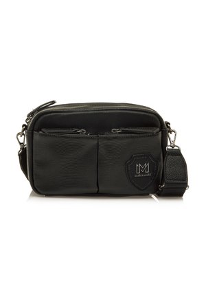 Schwarze Umhängetasche aus strukturiertem Leder, mit zwei vorderen Taschen, Reißverschlussverschluss und verstellbarem Riemen. Mit einem dezenten Logo-Patch.