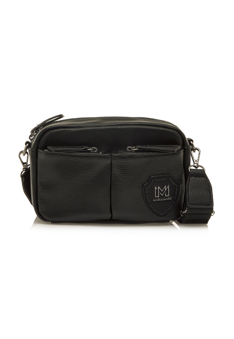 Bolso cruzado negro de piel texturizada, con dos bolsillos frontales, cierre de cremallera y una correa ajustable. Presenta un discreto parche con el logo.