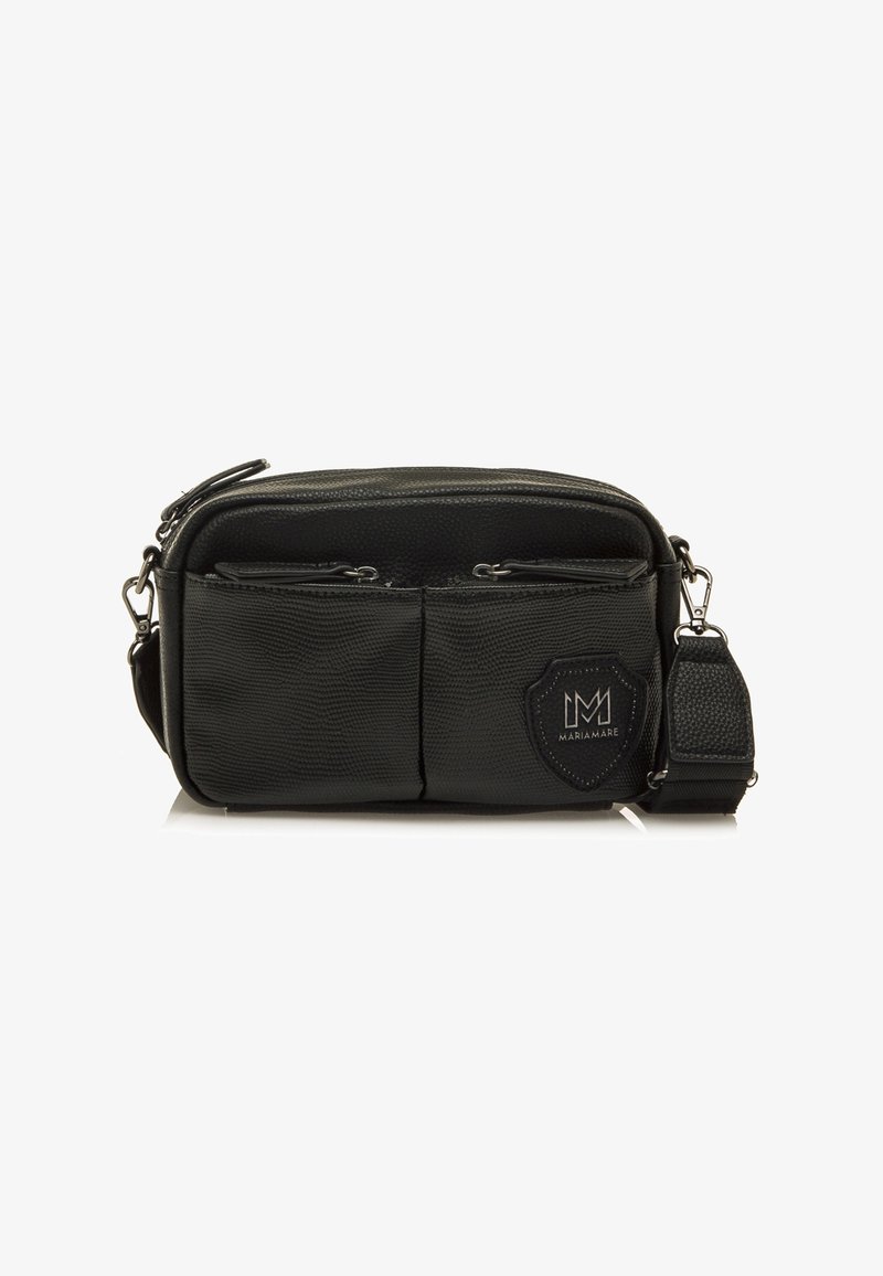 Bolso cruzado negro de piel texturizada, con dos bolsillos frontales, cierre de cremallera y una correa ajustable. Presenta un discreto parche con el logo.