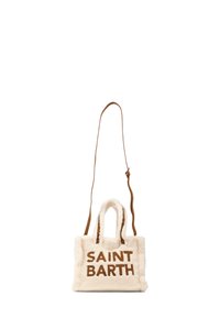 Borsa a spalla in finta pelliccia bianca con scritta marrone "SAINT BARTH", manici corti e una lunga tracolla in pelle regolabile. Design rettangolare compatto.