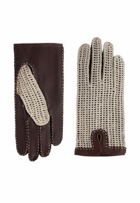 Gants en cuir marron et en crochet beige, dotés d'un design en cuir perforé, de coutures contrastées et d'une forme distincte pour un ajustement confortable.