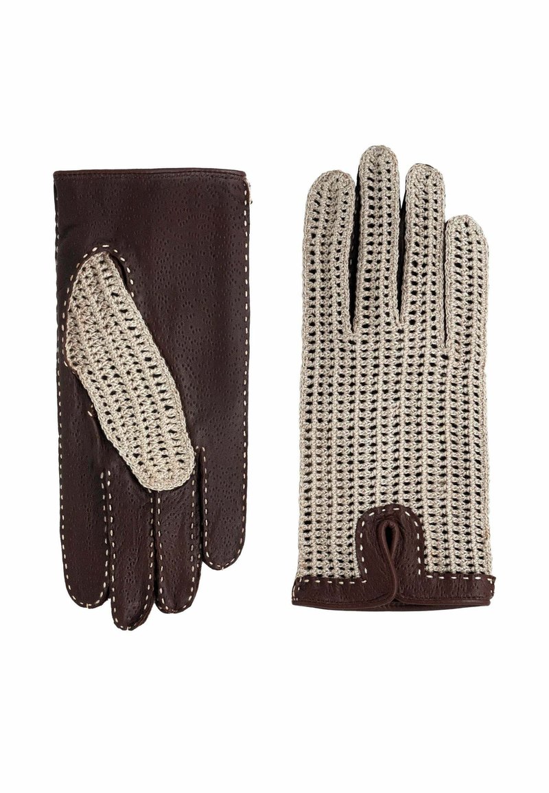 Gants en cuir marron et en crochet beige, dotés d'un design en cuir perforé, de coutures contrastées et d'une forme distincte pour un ajustement confortable.