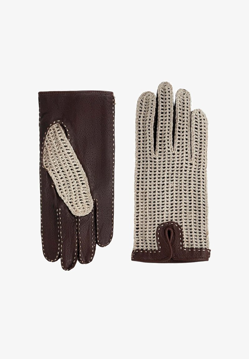 Gants en cuir marron et en crochet beige, dotés d'un design en cuir perforé, de coutures contrastées et d'une forme distincte pour un ajustement confortable.
