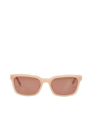 Beżowe prostokątne okulary przeciwsłoneczne z brązowymi przyciemnianymi soczewkami i grubymi oprawkami.