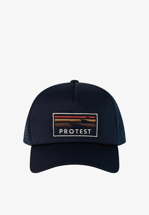 Marineblauwe truckerpet met een mesh achterzijde en een voorpaneel met een patch waarop gestileerde bruine en rode lijnen zijn afgebeeld boven het woord "PROTEST".